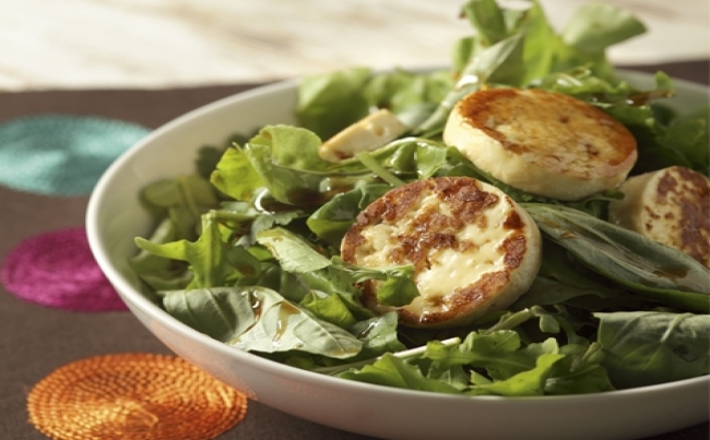 Ensalada de hojas y queso de cabra
